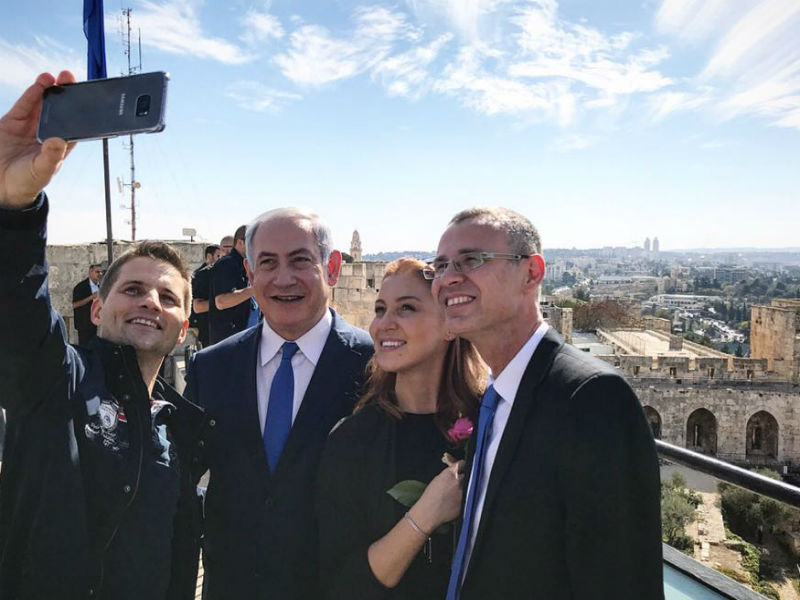 PM Netanyahu with Israel's 3,000,000th tourist